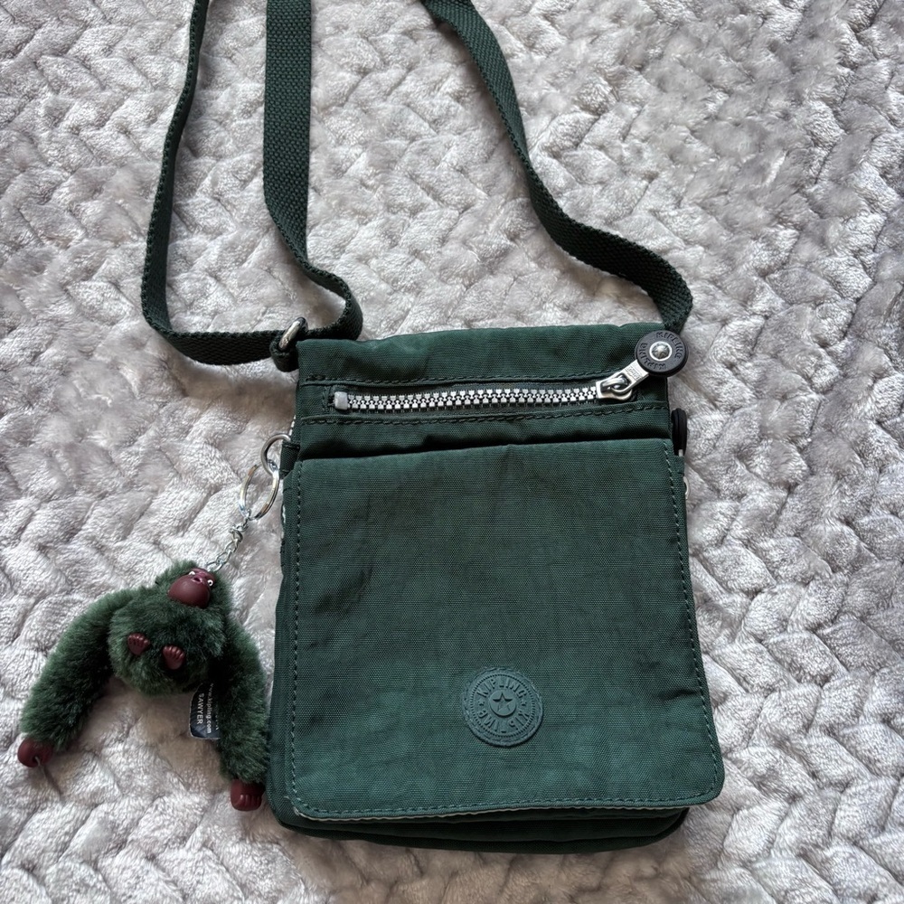 ⭐️⭐️⭐️Kipling dark green mini crossbody bag with sawyer keychain attachment